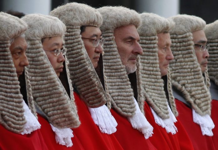 Зачем судьи носят мантию?